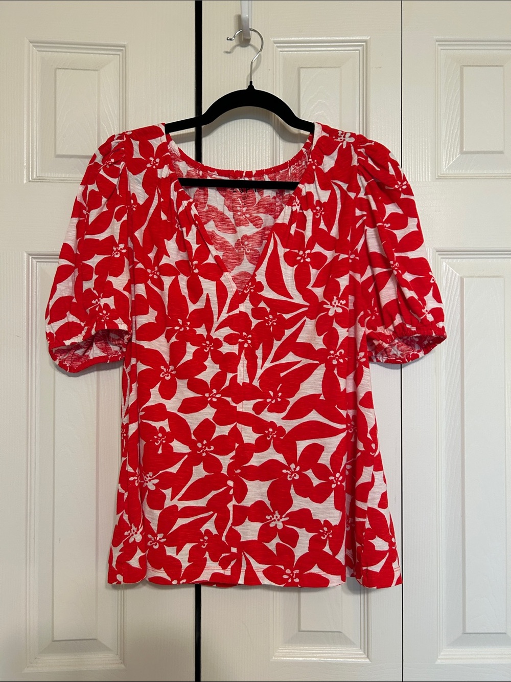 LOFT Red and White Floral Cotton Knit V-Neck Puff Sleeve Tee - Size large